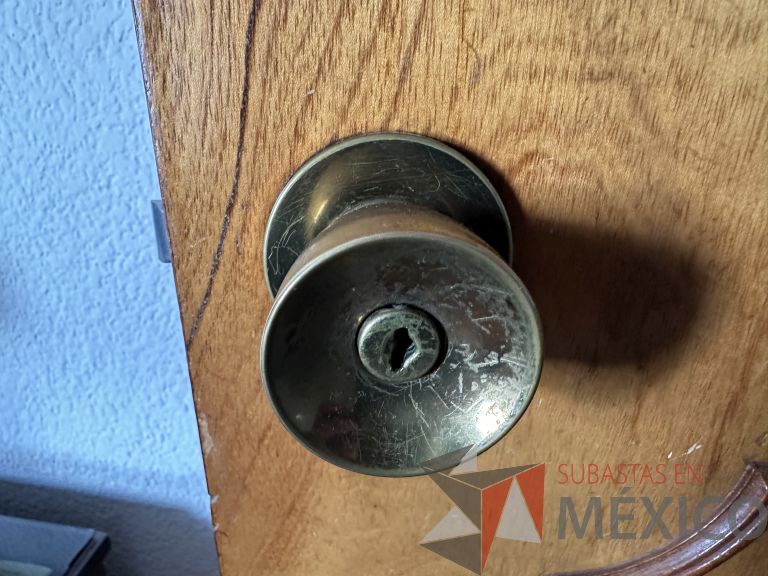 Lote 029 - Puerta de madera con chapa y marco - Imagen 3