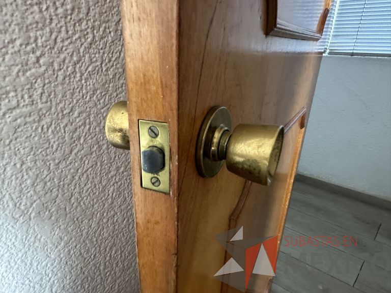 Lote 029 - Puerta de madera con chapa y marco - Imagen 4
