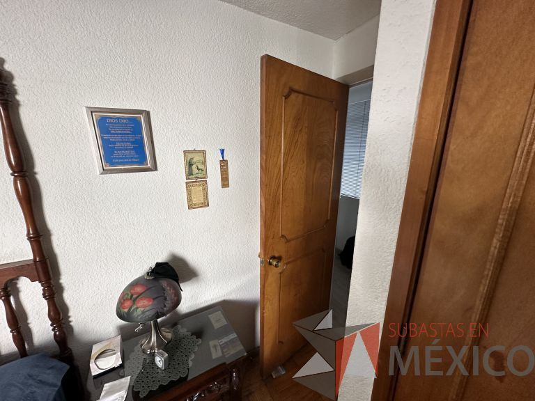 Lote 029 - Puerta de madera con chapa y marco - Imagen 5