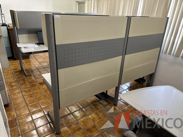 Lote 026 - Estación de trabajo para 2 perosnas con 2 gavetas con 1 puerta y base para poner CPU - Imagen 2
