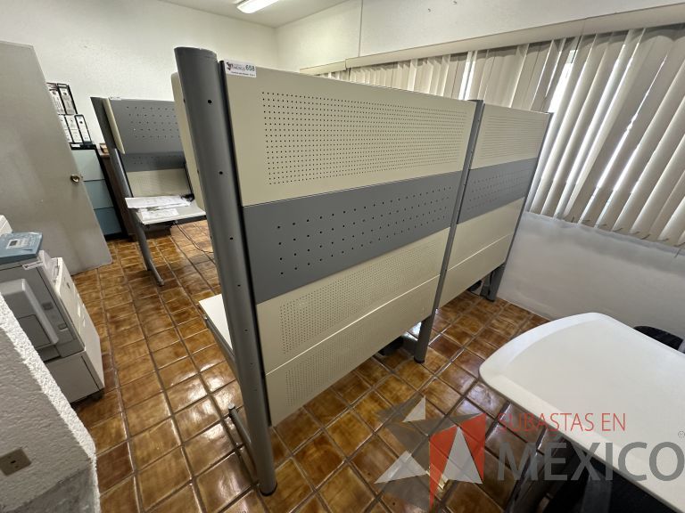 Lote 026 - Estación de trabajo para 2 perosnas con 2 gavetas con 1 puerta y base para poner CPU - Imagen 3