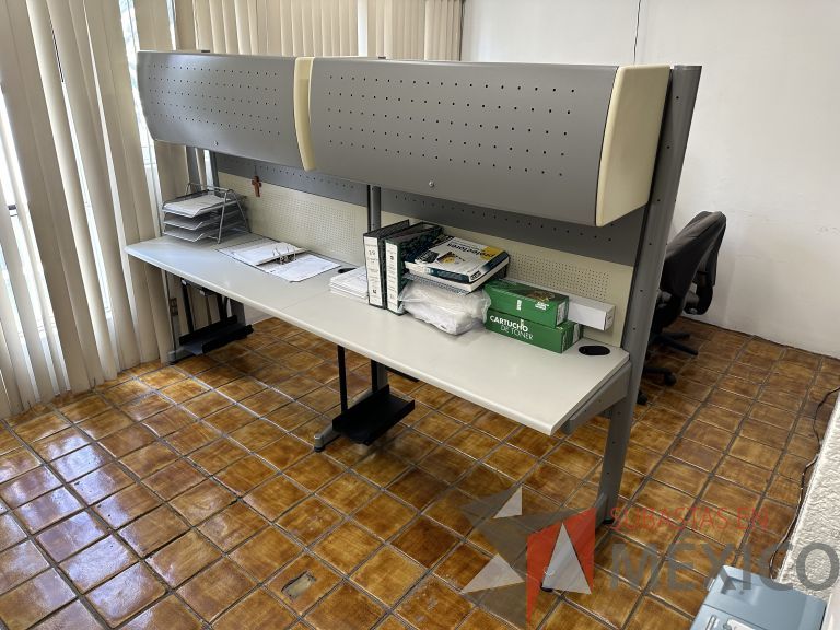 Lote 026 - Estación de trabajo para 2 perosnas con 2 gavetas con 1 puerta y base para poner CPU - Imagen 5
