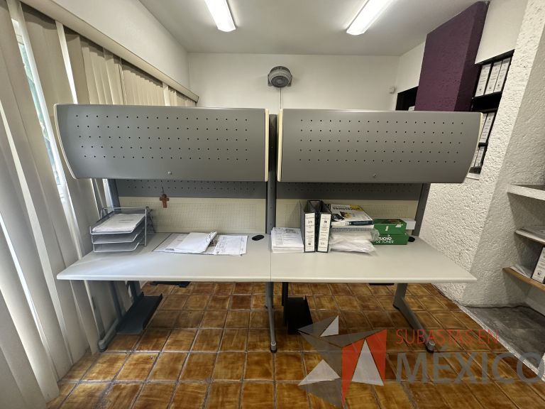 Lote 026 - Estación de trabajo para 2 perosnas con 2 gavetas con 1 puerta y base para poner CPU
