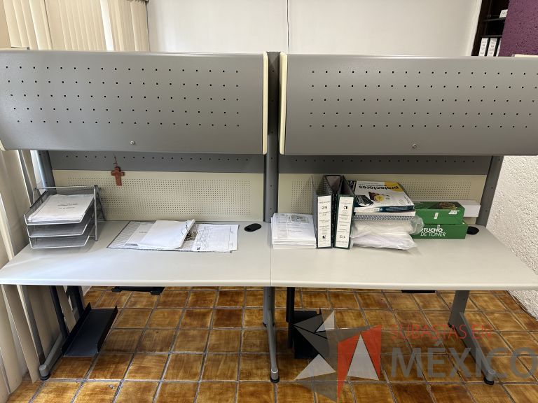 Lote 026 - Estación de trabajo para 2 perosnas con 2 gavetas con 1 puerta y base para poner CPU - Imagen 6