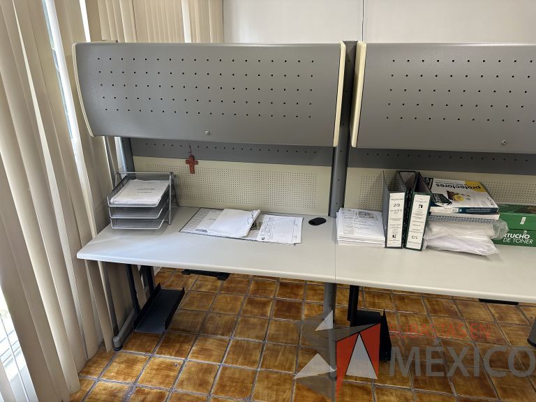 Lote 026 - Estación de trabajo para 2 perosnas con 2 gavetas con 1 puerta y base para poner CPU - Imagen 7