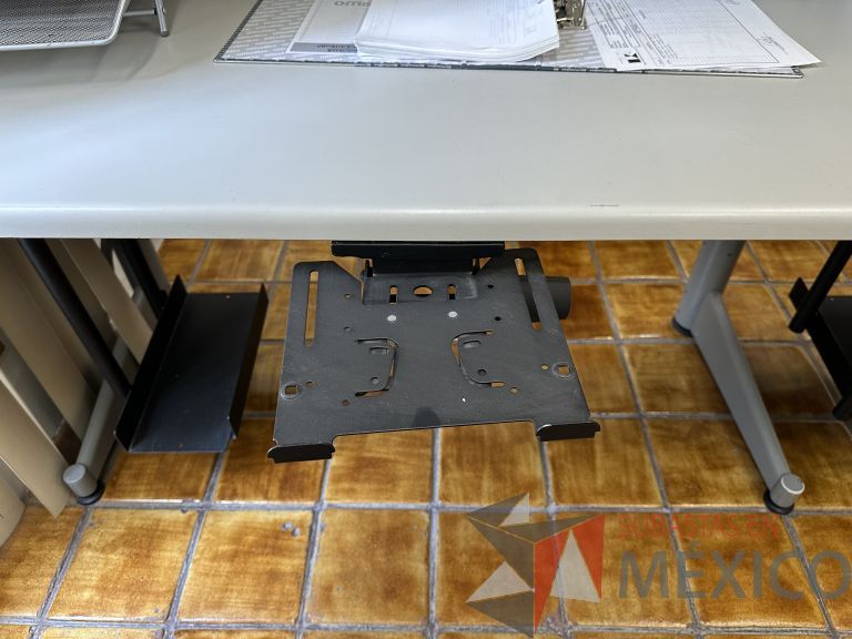 Lote 026 - Estación de trabajo para 2 perosnas con 2 gavetas con 1 puerta y base para poner CPU - Imagen 11