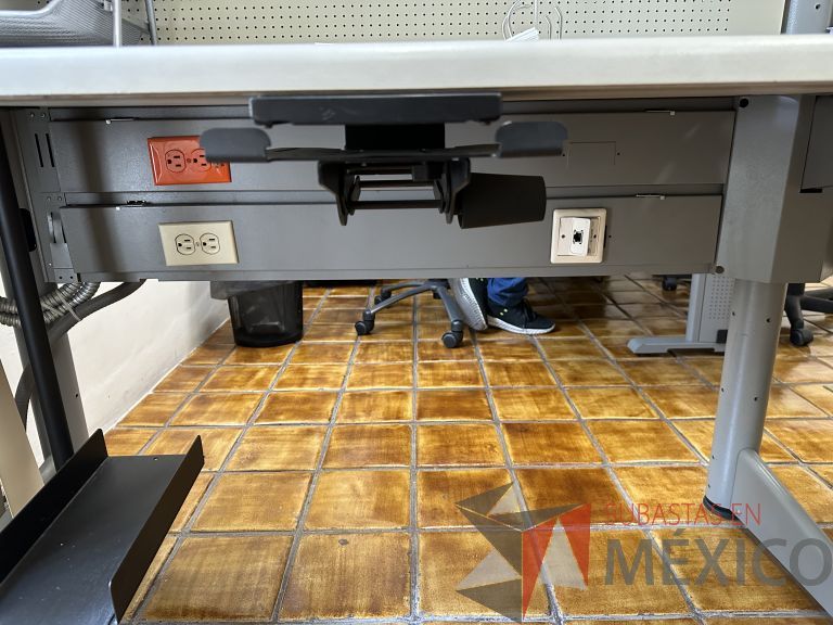 Lote 026 - Estación de trabajo para 2 perosnas con 2 gavetas con 1 puerta y base para poner CPU - Imagen 13