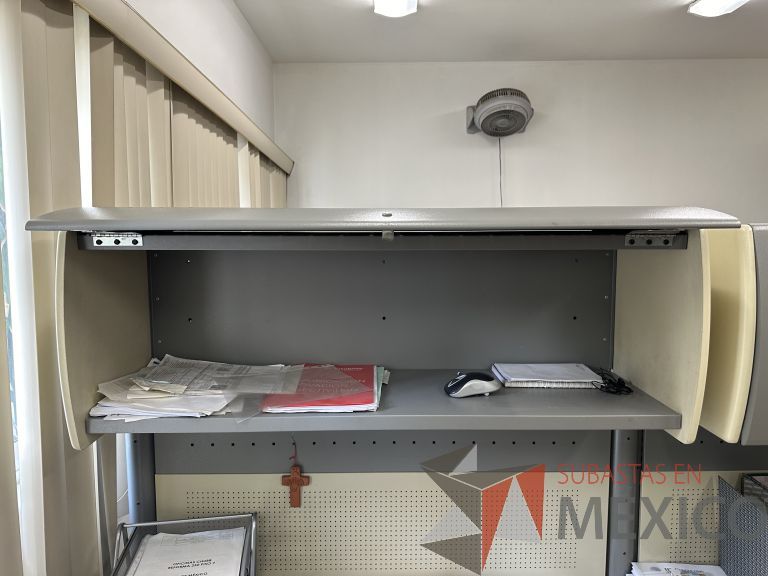 Lote 026 - Estación de trabajo para 2 perosnas con 2 gavetas con 1 puerta y base para poner CPU - Imagen 17