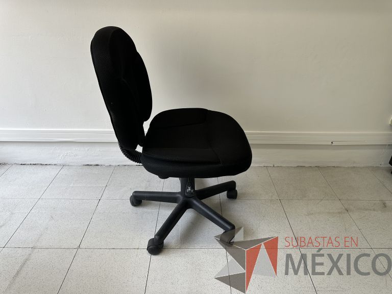 Lote 025 - Silla secretarial con ruedas, asiento y respaldo en tela color negro - Imagen 2