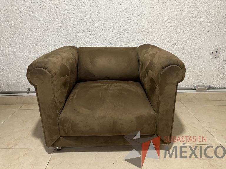 Lote 050 - Sillón de 1 plaza con ruedas, asiento y respaldo en tela tipo gamuza - Imagen 2