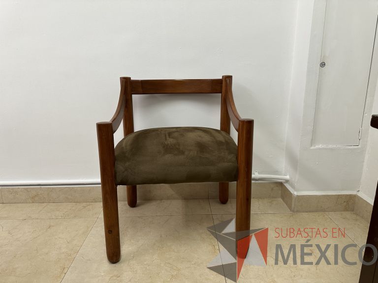Lote 056 - 4 Sillas fijas, con descansabrazos y asiento en tela tipo gamuza - Imagen 5