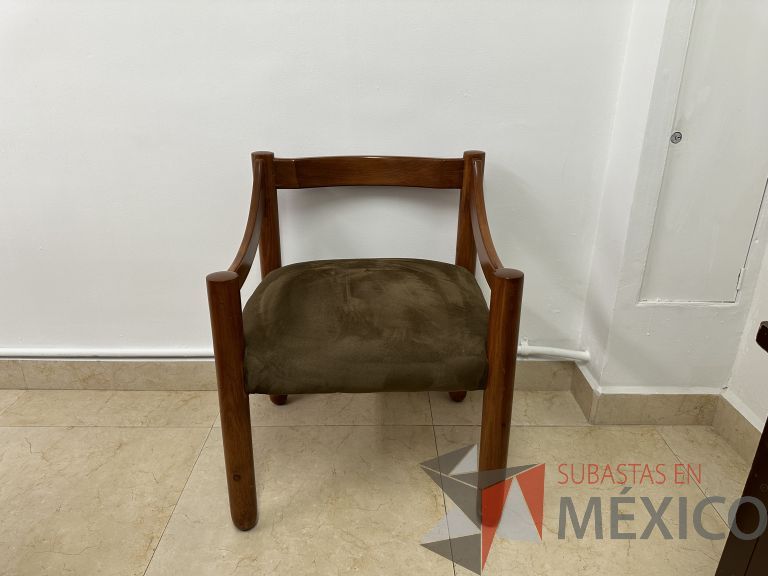 Lote 056 - 4 Sillas fijas, con descansabrazos y asiento en tela tipo gamuza