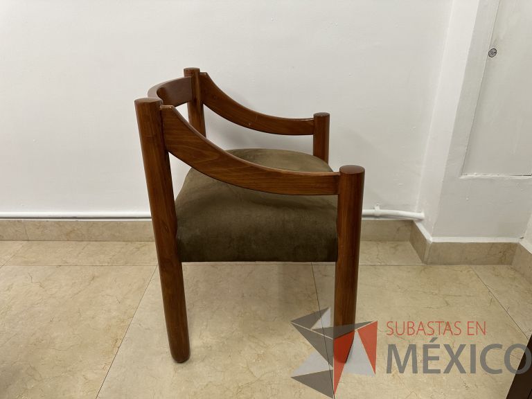 Lote 056 - 4 Sillas fijas, con descansabrazos y asiento en tela tipo gamuza - Imagen 4