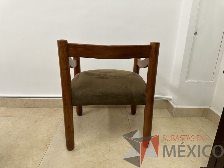 Lote 056 - 4 Sillas fijas, con descansabrazos y asiento en tela tipo gamuza - Imagen 3