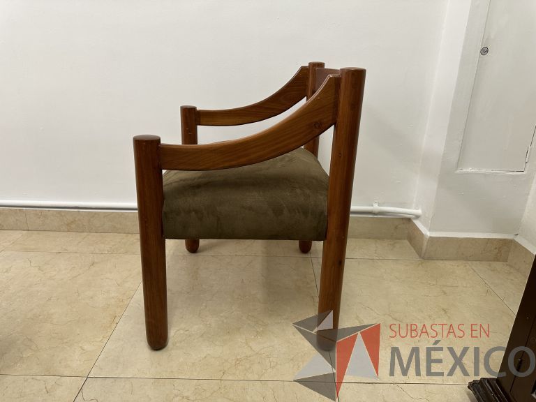 Lote 056 - 4 Sillas fijas, con descansabrazos y asiento en tela tipo gamuza - Imagen 2