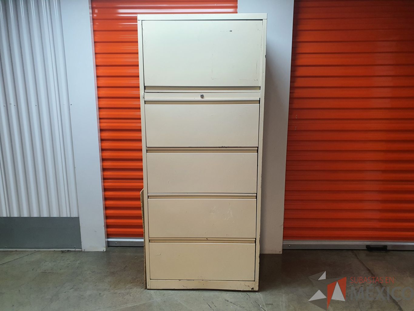 Lote 006 - Gabinete metálico alto con 4 cajones y 1 gaveta color beige