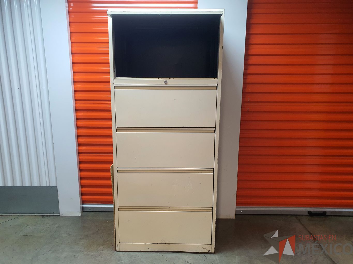 Lote 006 - Gabinete metálico alto con 4 cajones y 1 gaveta color beige - Imagen 2