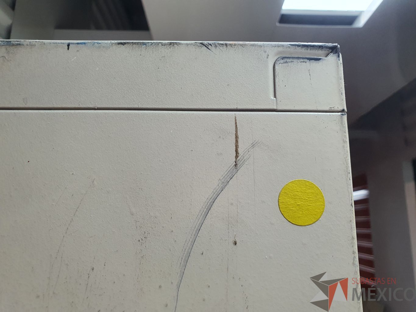 Lote 006 - Gabinete metálico alto con 4 cajones y 1 gaveta color beige - Imagen 3