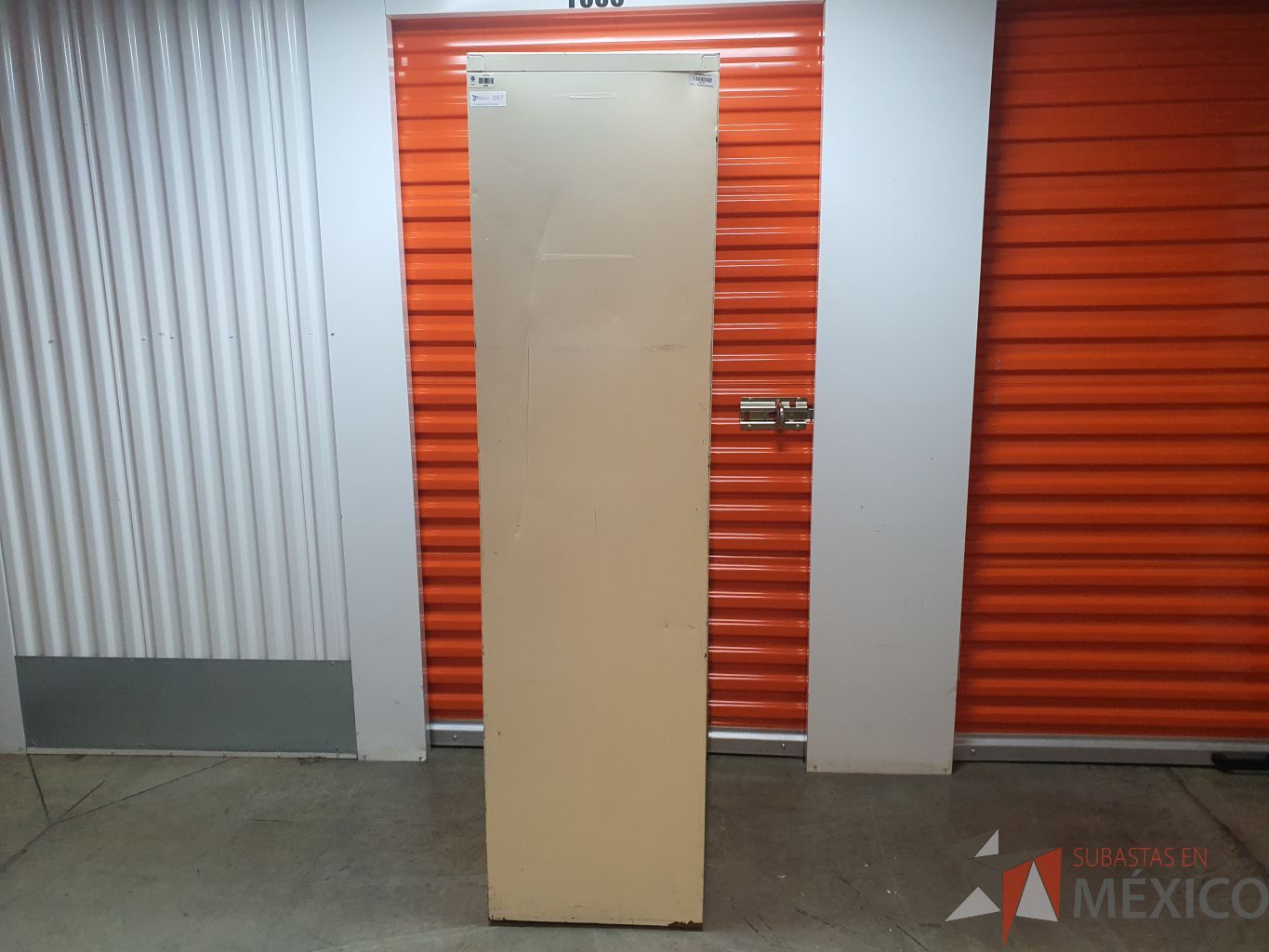 Lote 006 - Gabinete metálico alto con 4 cajones y 1 gaveta color beige - Imagen 5