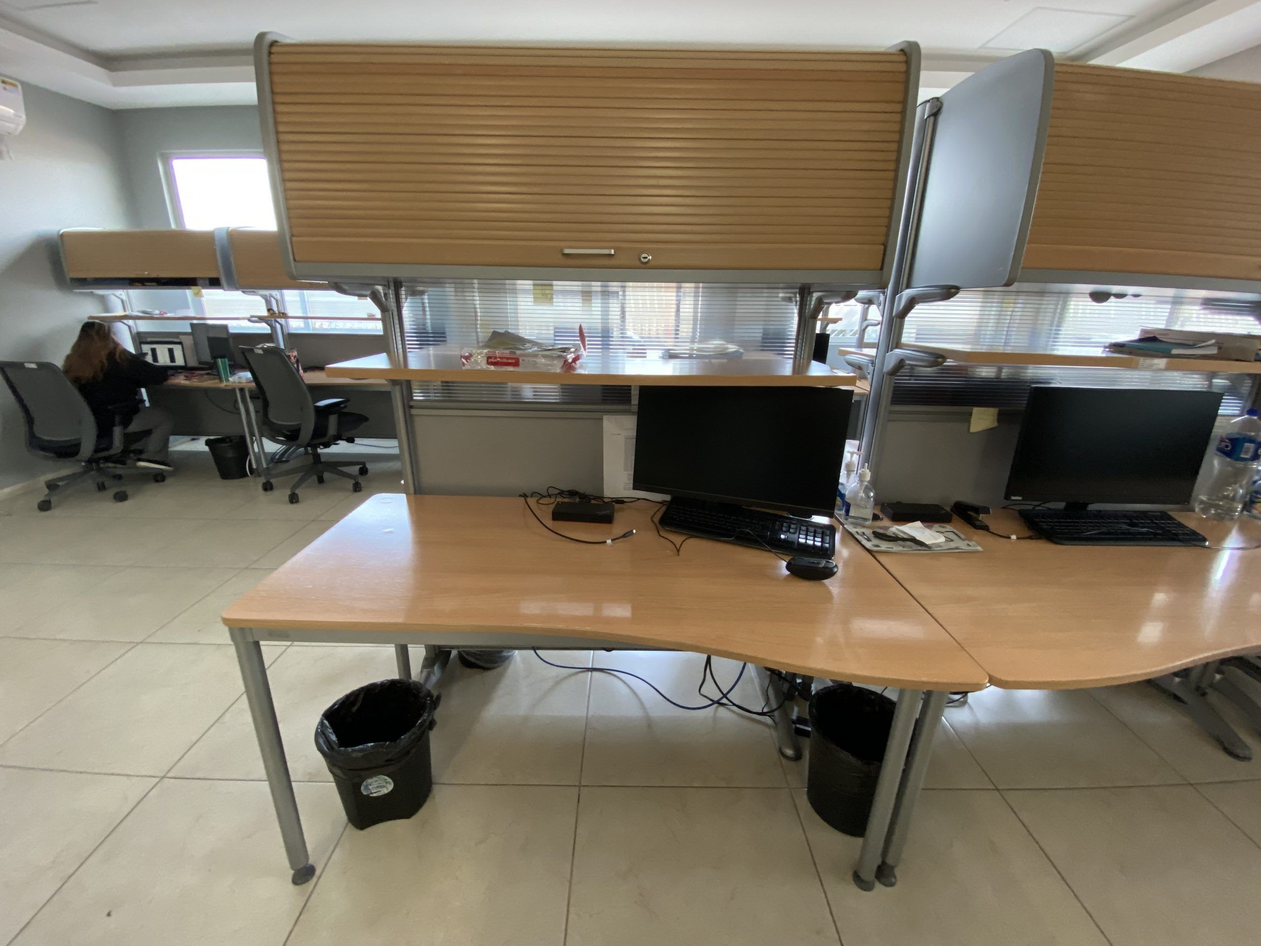 Lote 025 - Estación de trabajo para 2 personas con 2 gaveta de 1 puerta y entrepaño - Imagen 5