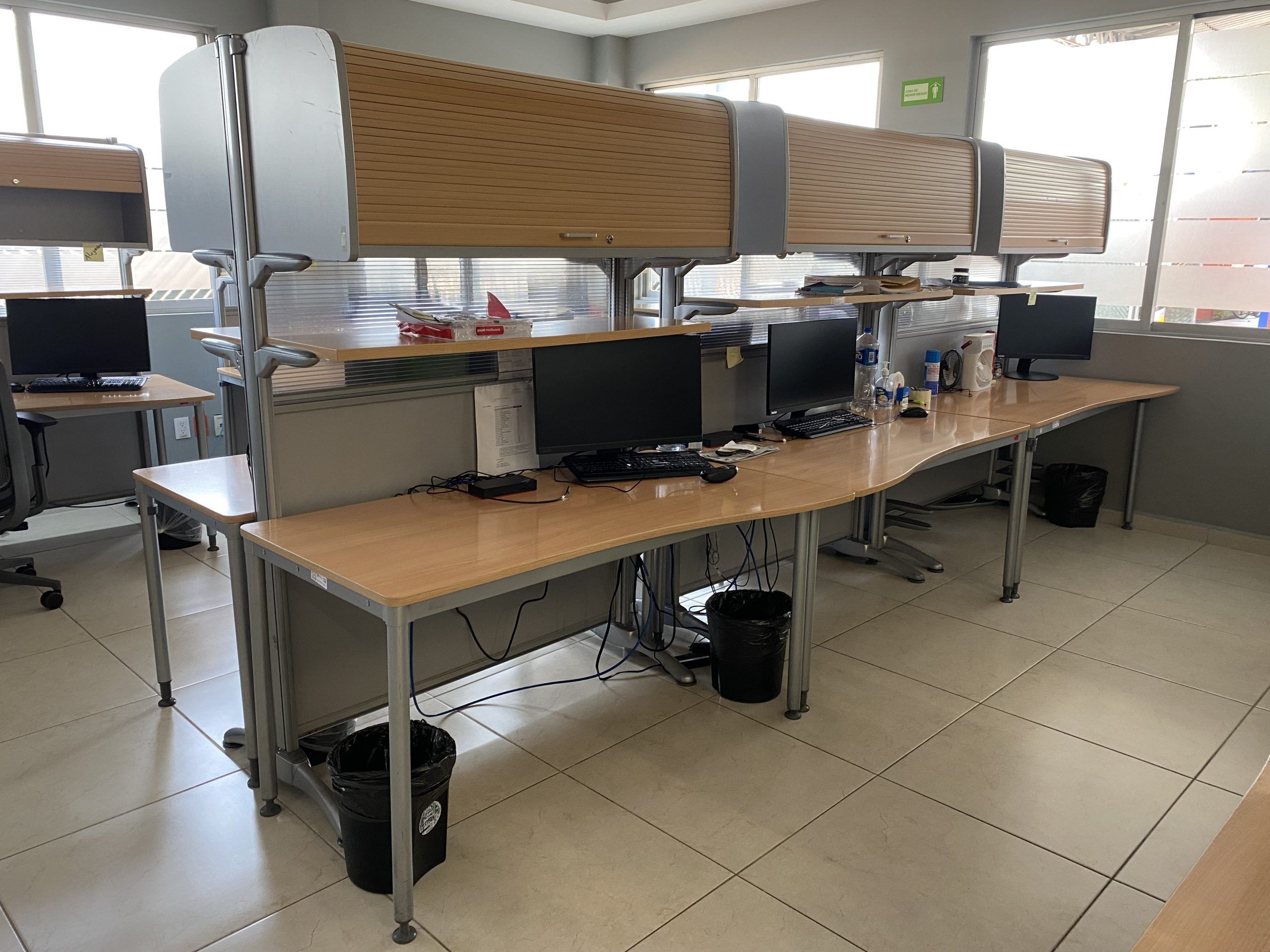 Lote 025 - Estación de trabajo para 2 personas con 2 gaveta de 1 puerta y entrepaño - Imagen 2