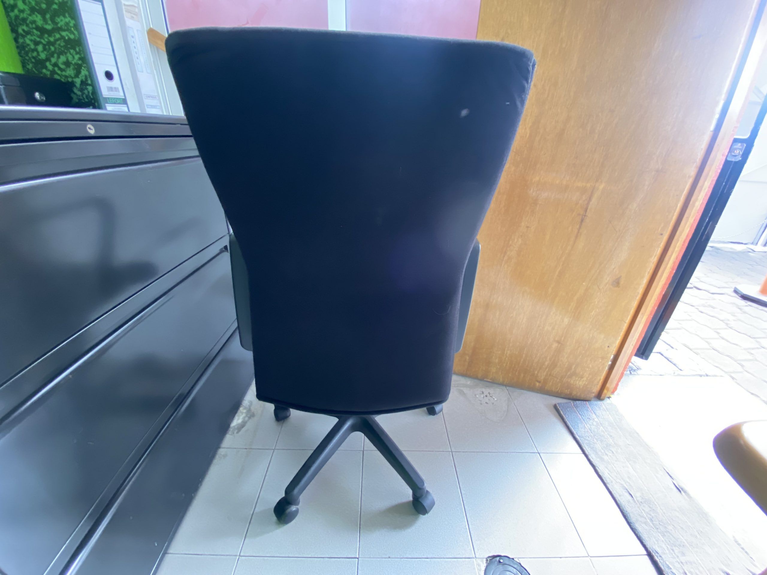 Lote 095 - Silla operativa con ruedas, descansabrazos, respaldo y asiento en tela color negro - Imagen 4