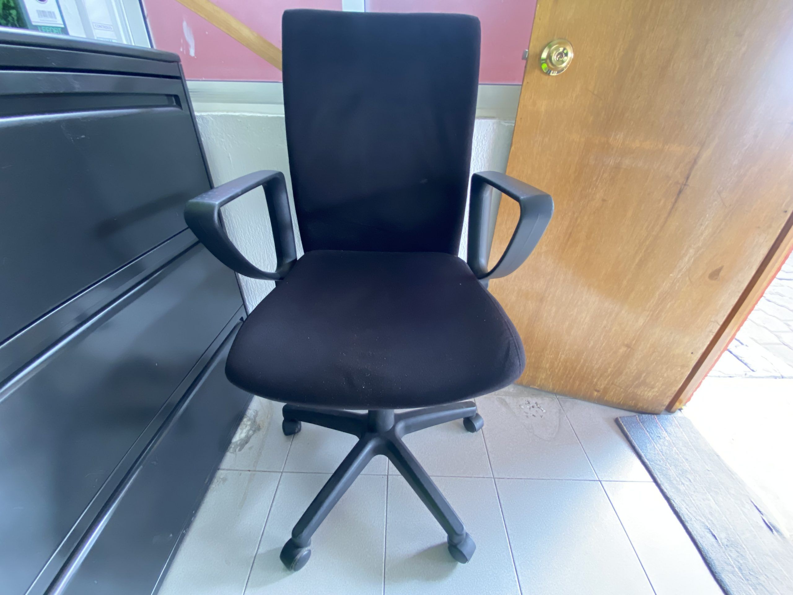 Lote 095 - Silla operativa con ruedas, descansabrazos, respaldo y asiento en tela color negro