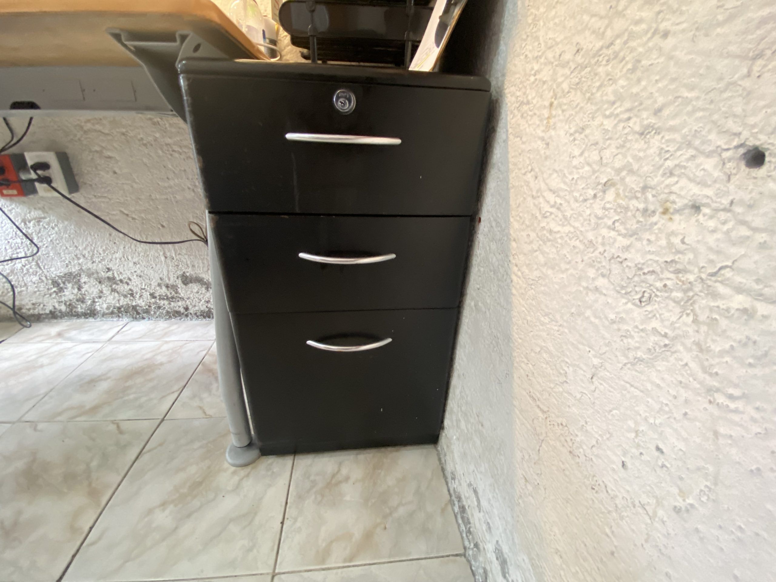 Lote 102 - Archivero vertical con jaladeras de 3 cajones metalico color negro