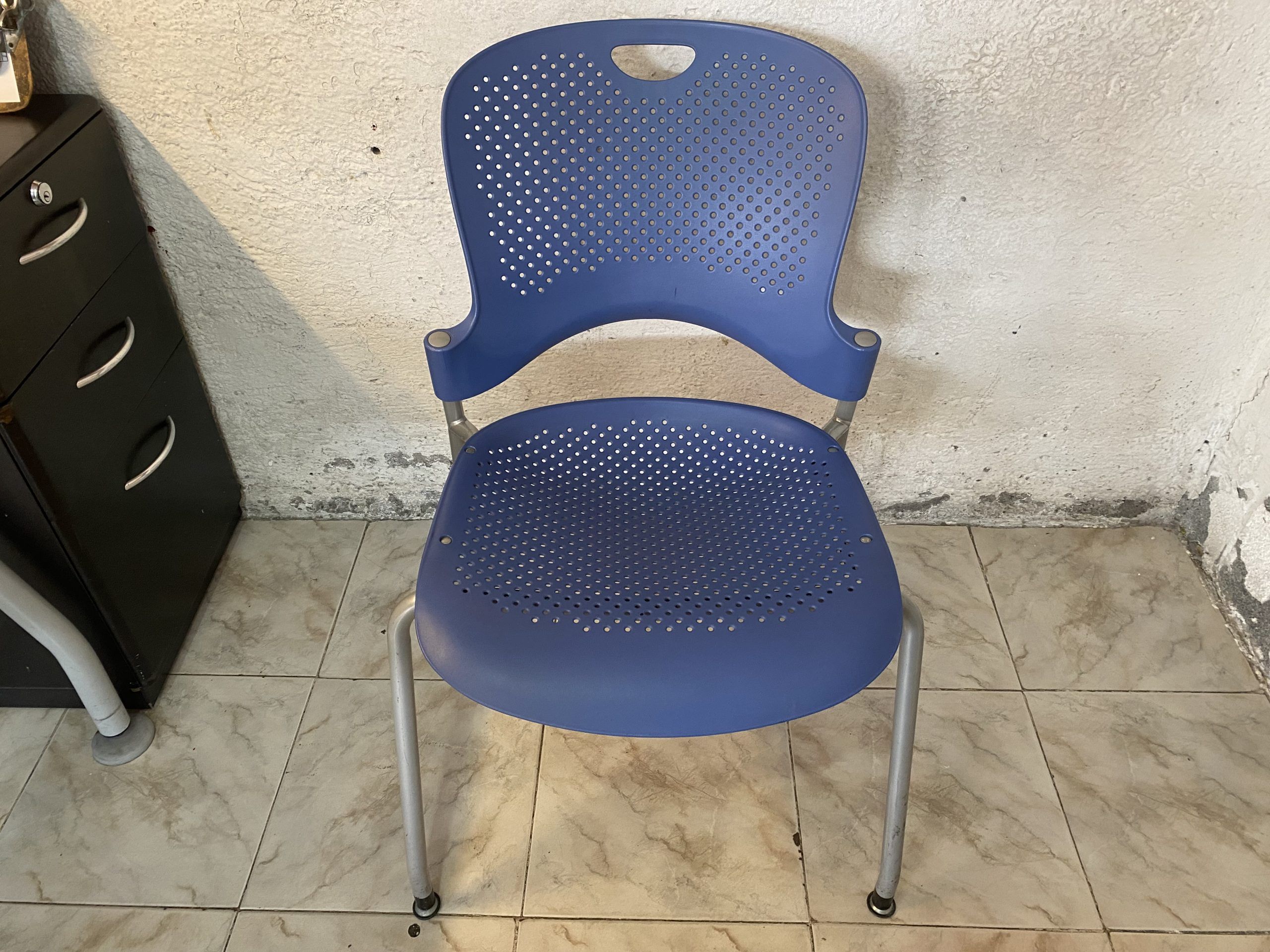 Lote 057 - Silla de visita con ruedas, respaldo y asiento en plástico color azul