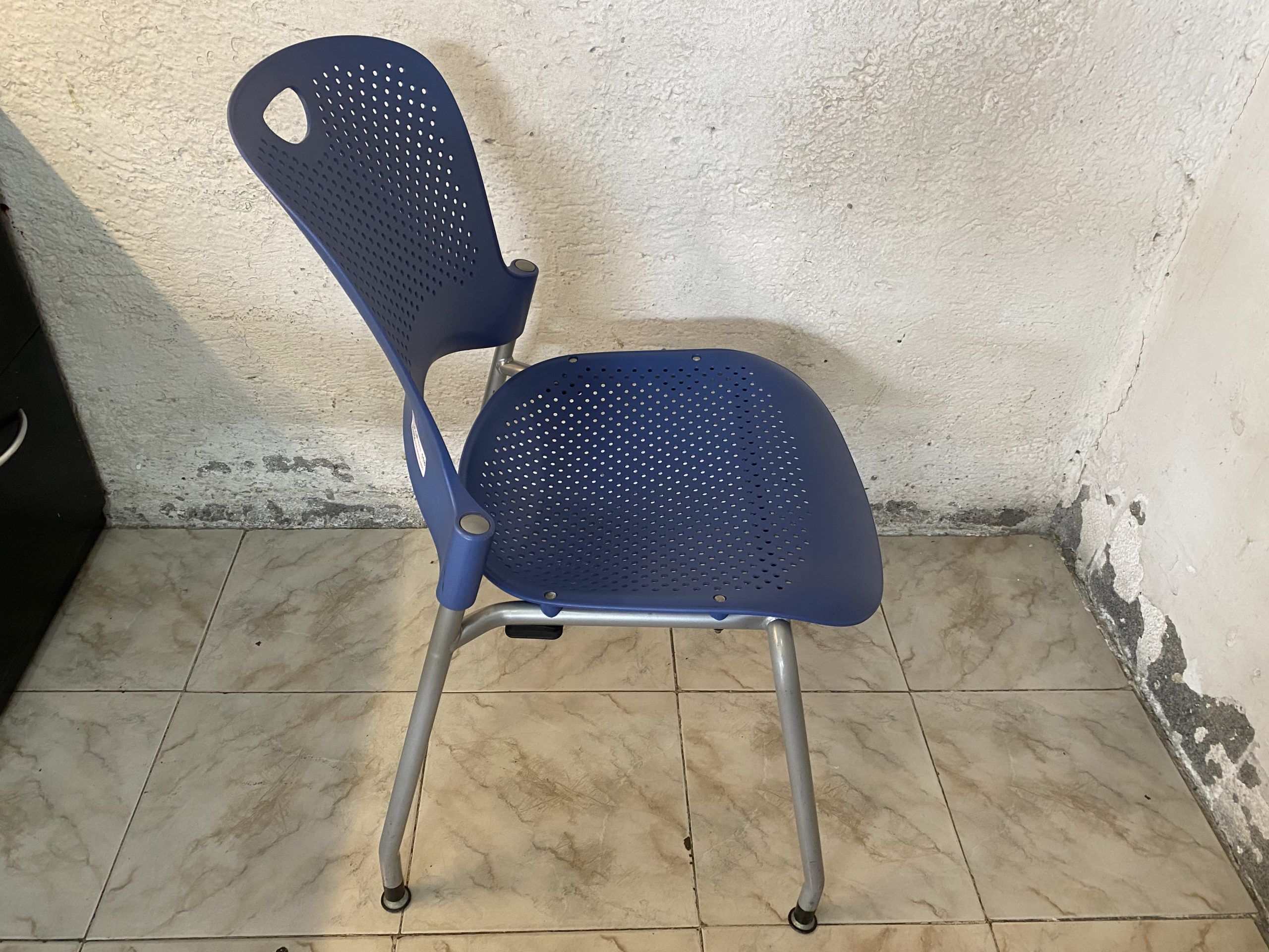 Lote 057 - Silla de visita con ruedas, respaldo y asiento en plástico color azul - Imagen 2