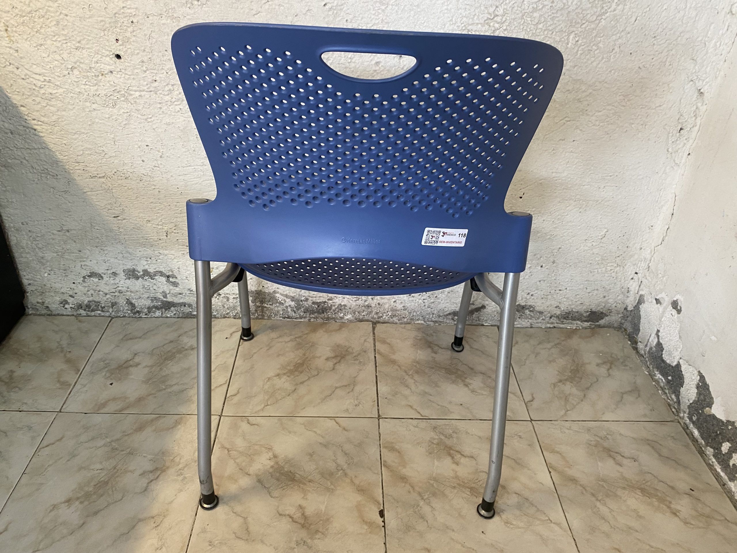 Lote 057 - Silla de visita con ruedas, respaldo y asiento en plástico color azul - Imagen 3
