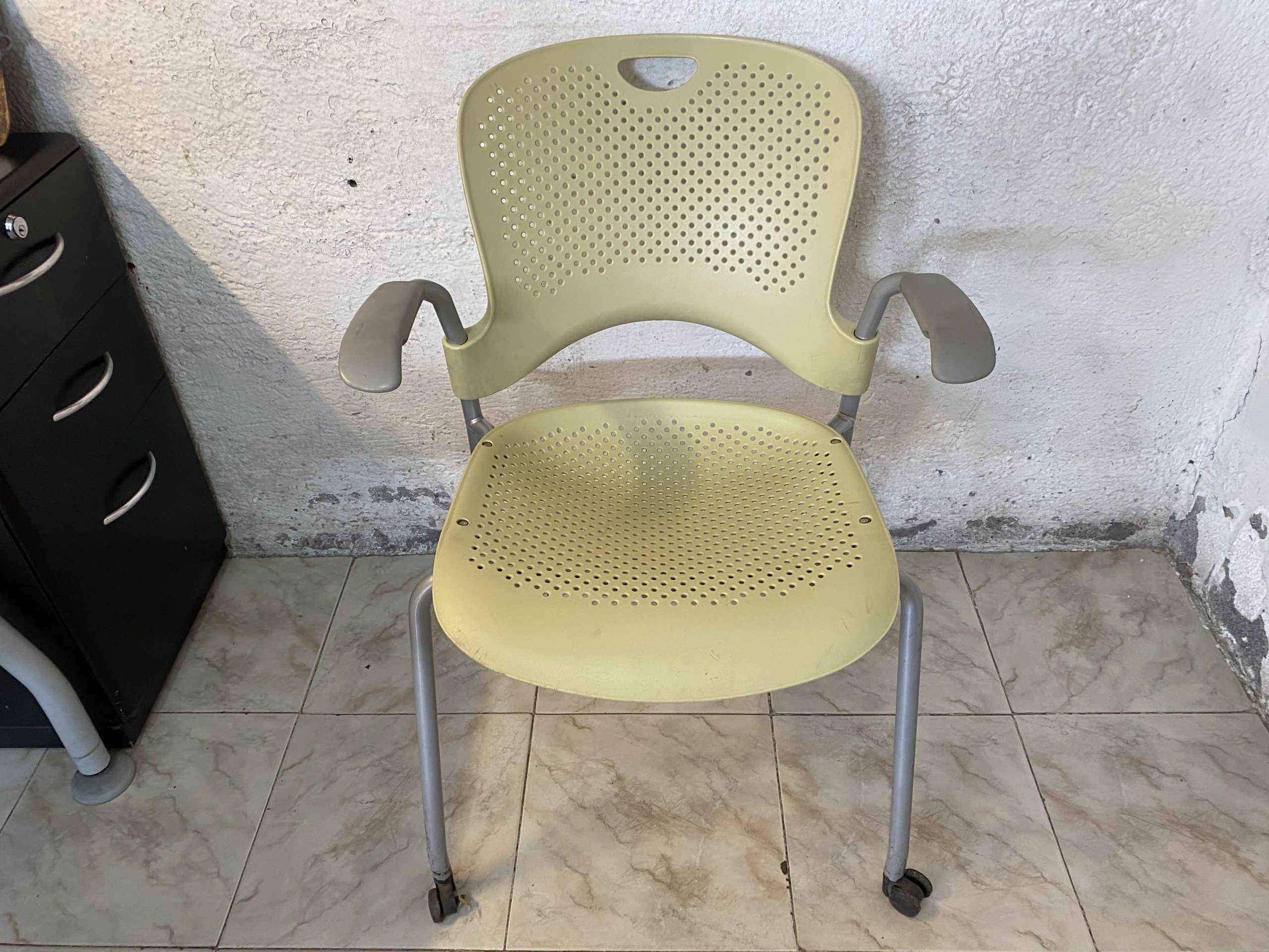 Lote 100 - Silla de visita con ruedas y descansa brazos fijos color verde