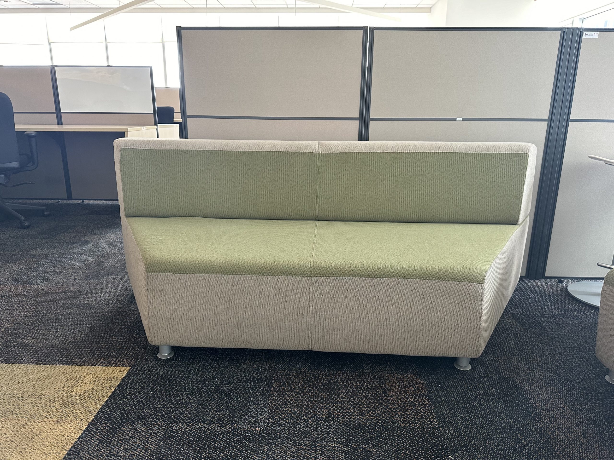 Lote 022 - Sillón de 3 plazas en tela color verde y gris - Imagen 2