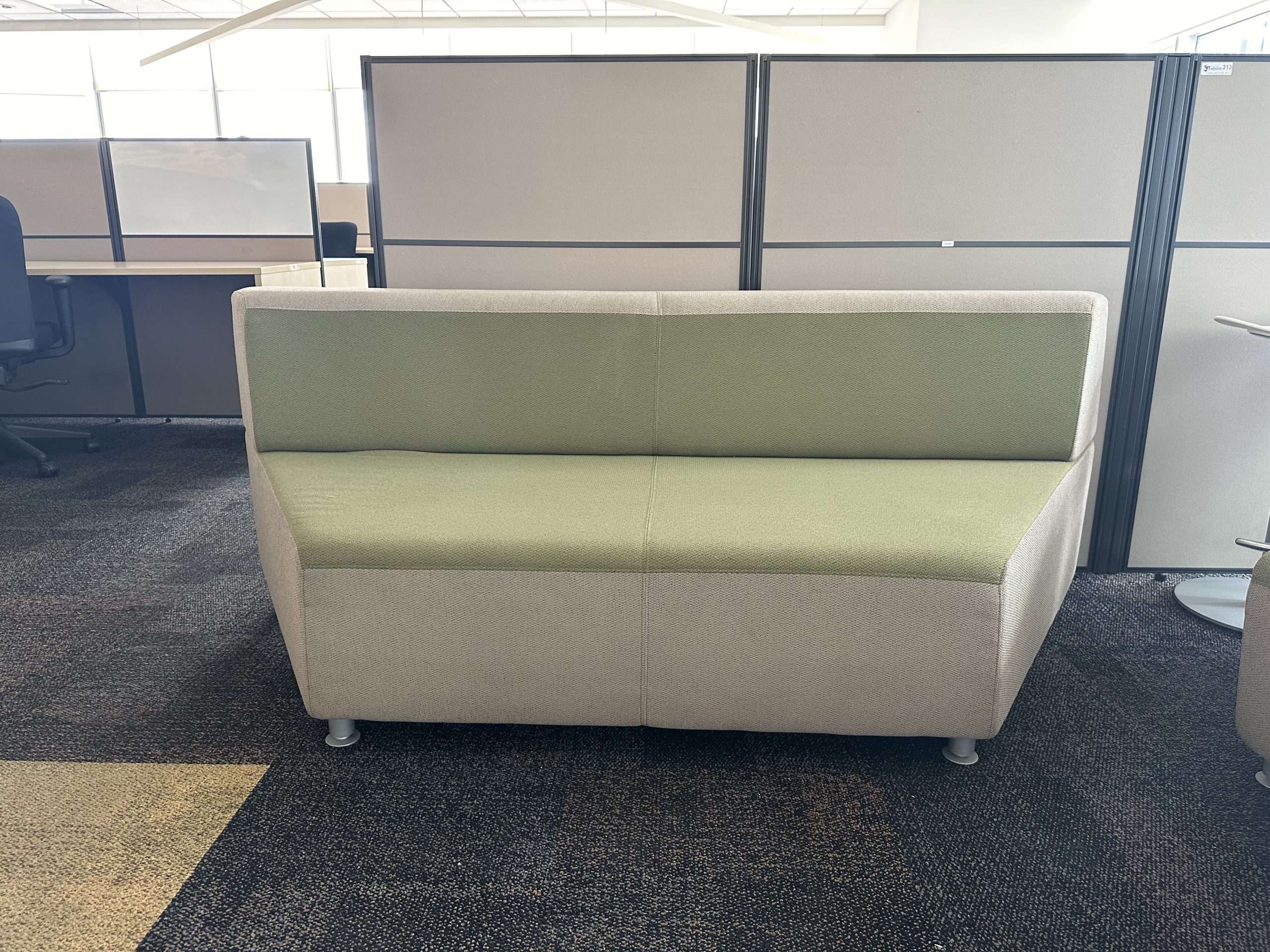 Lote 022 - Sillón de 3 plazas en tela color verde y gris