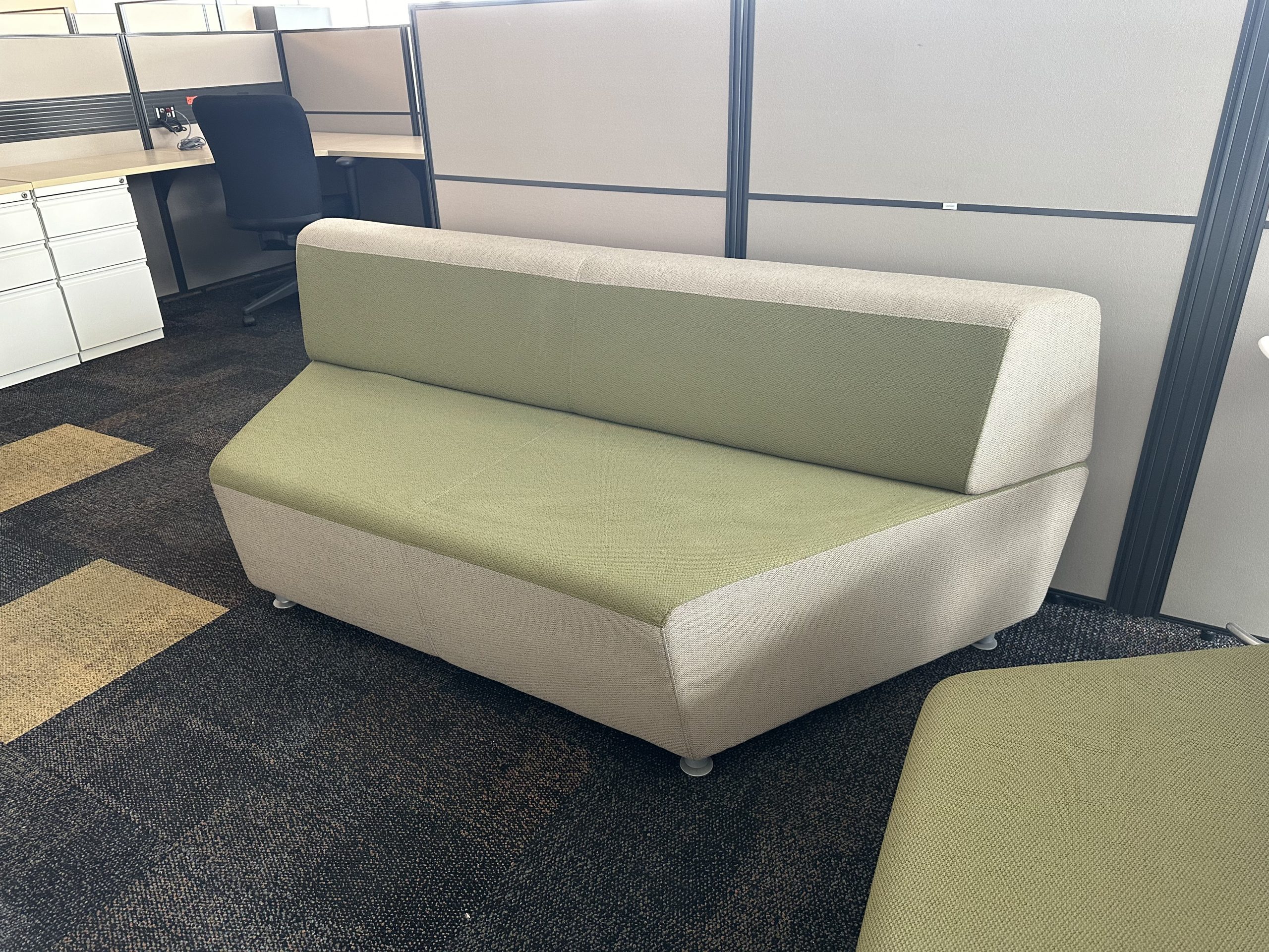Lote 022 - Sillón de 3 plazas en tela color verde y gris - Imagen 3