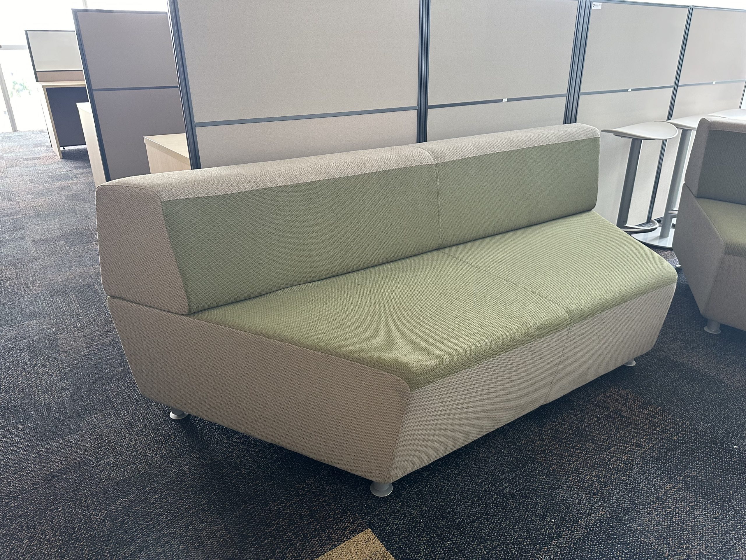 Lote 022 - Sillón de 3 plazas en tela color verde y gris - Imagen 4