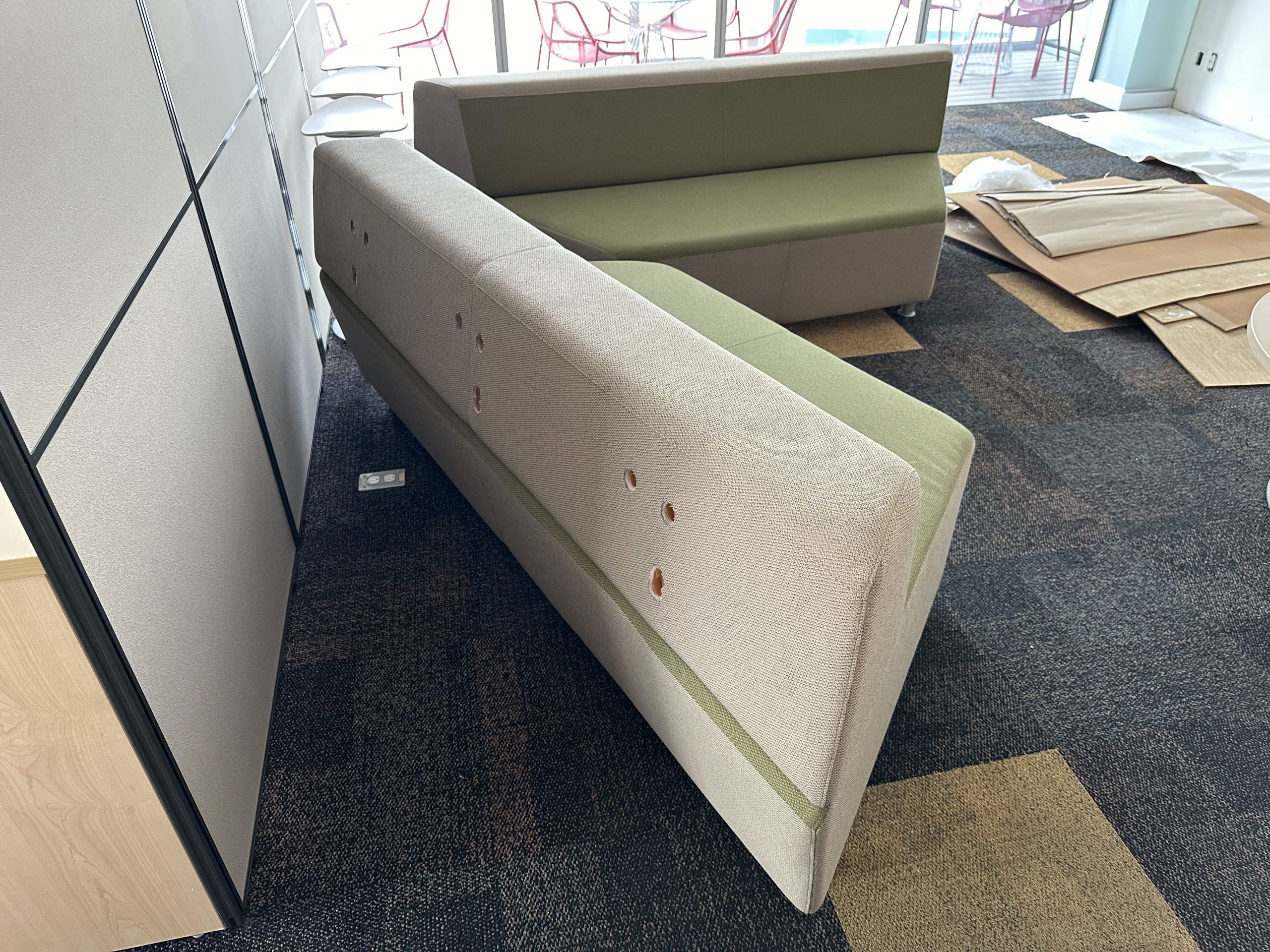Lote 022 - Sillón de 3 plazas en tela color verde y gris - Imagen 5