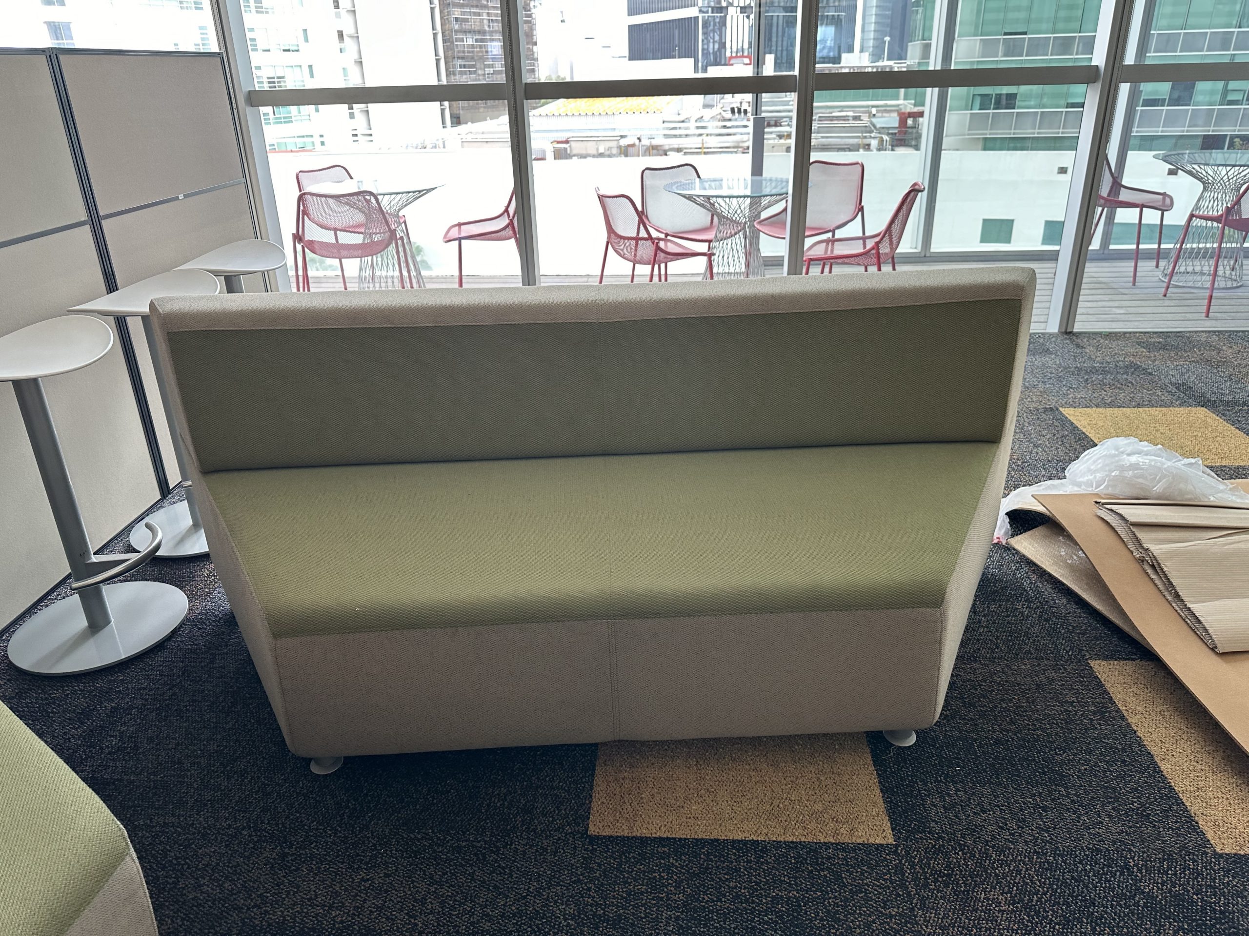 Lote 022 - Sillón de 3 plazas en tela color verde y gris - Imagen 6
