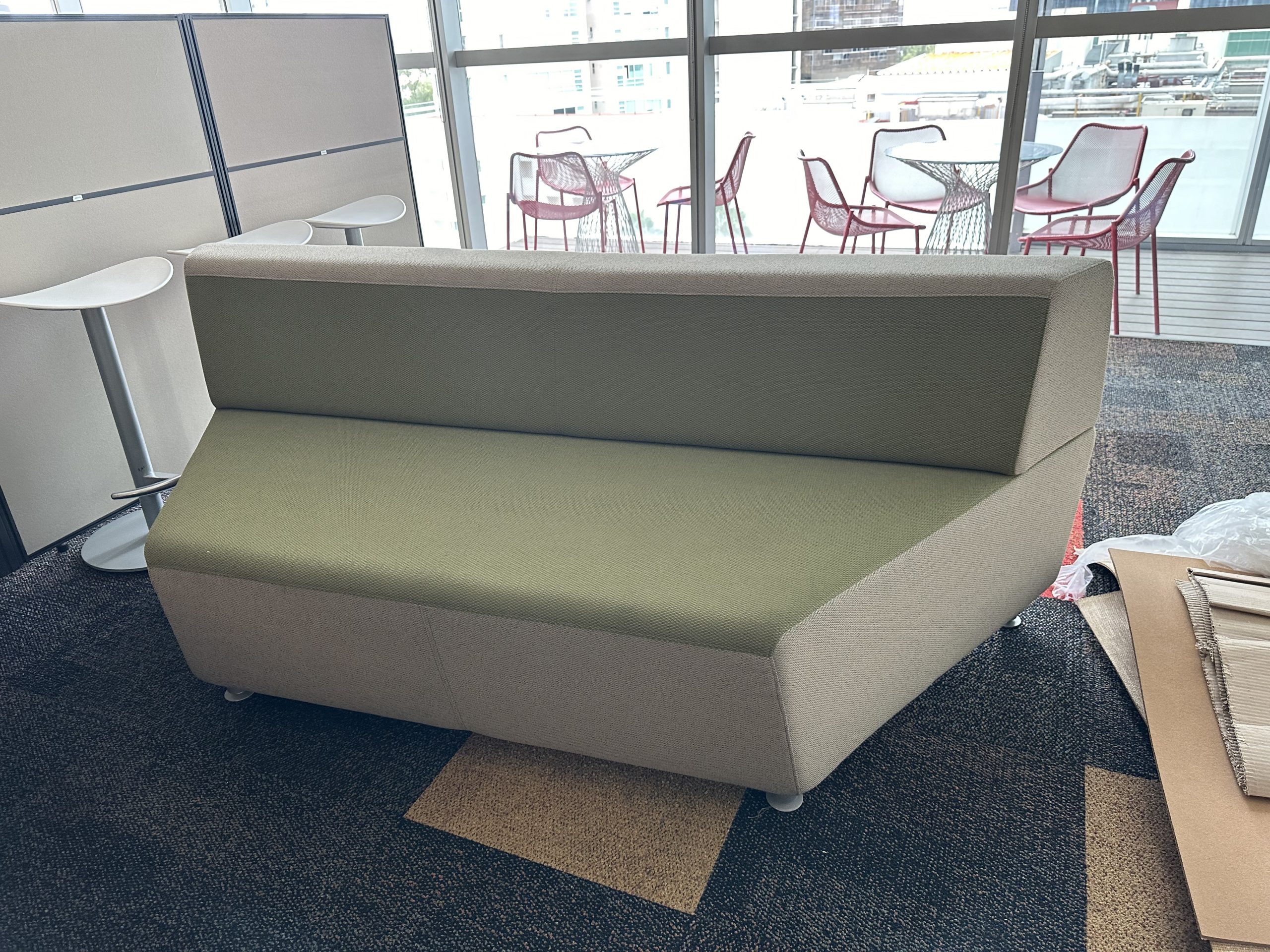 Lote 022 - Sillón de 3 plazas en tela color verde y gris - Imagen 7