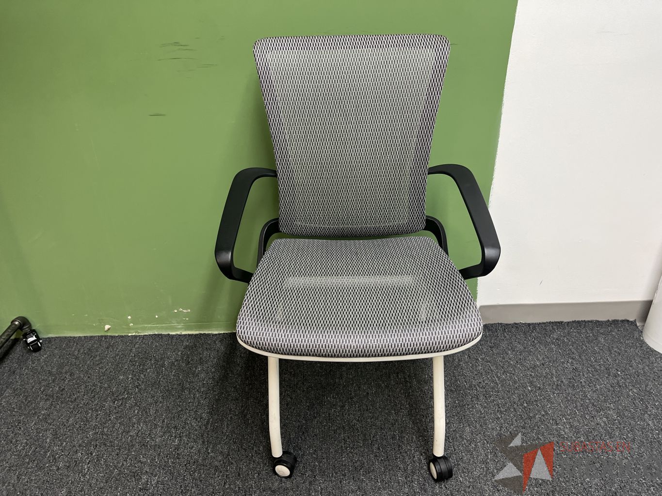 Lote 011 - 2 Sillas operativas plegables con ruedas y respaldo en malla color gris