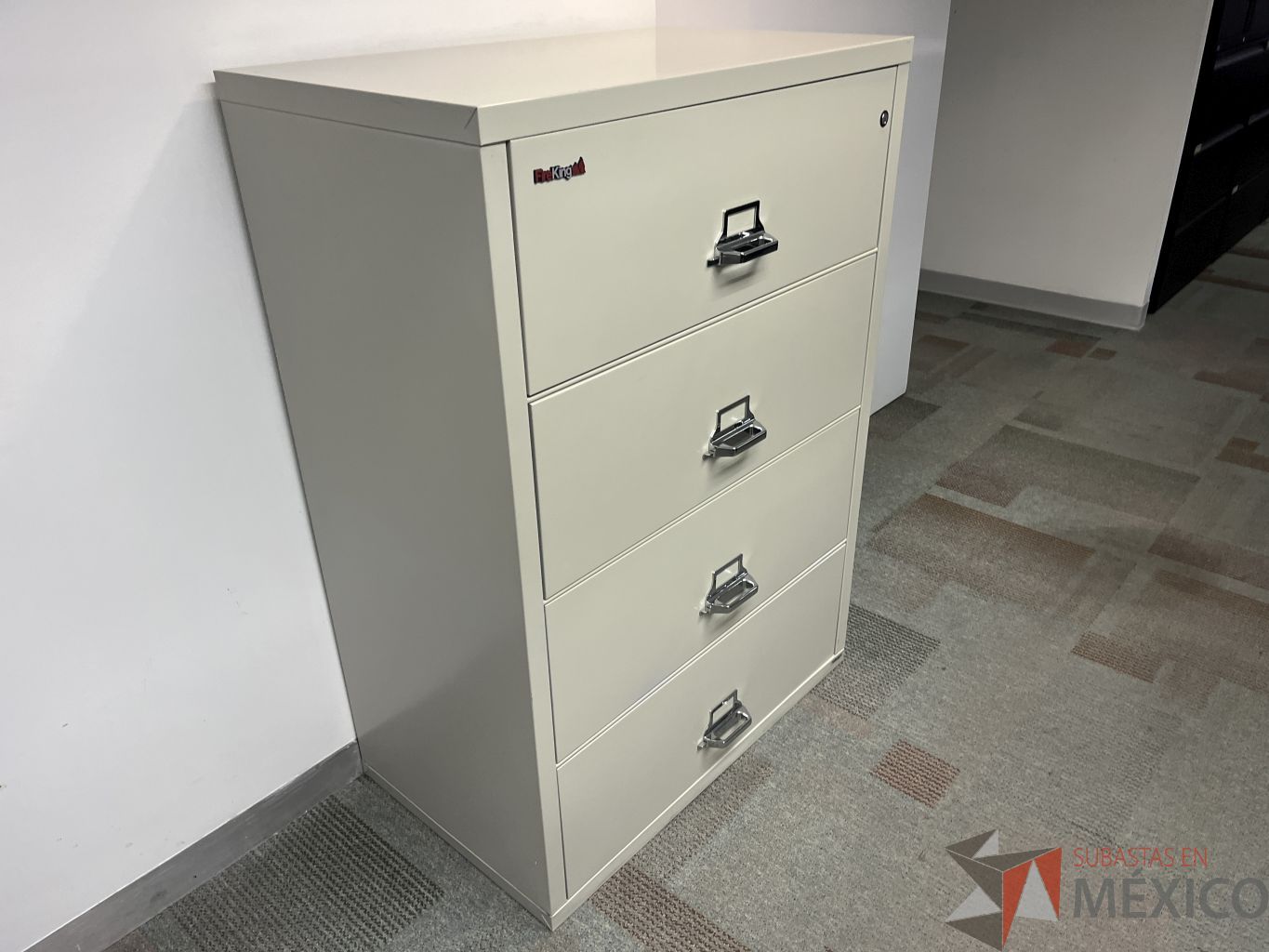 Lote 048 - Archivero horizontal de 4 cajones color beige - Imagen 3