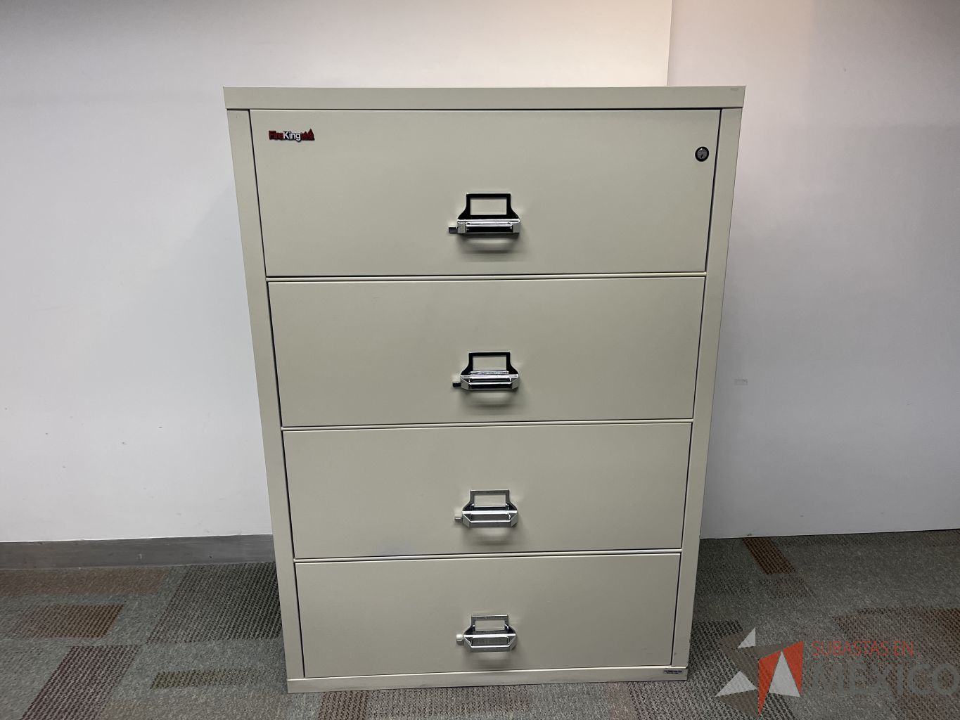 Lote 048 - Archivero horizontal de 4 cajones color beige