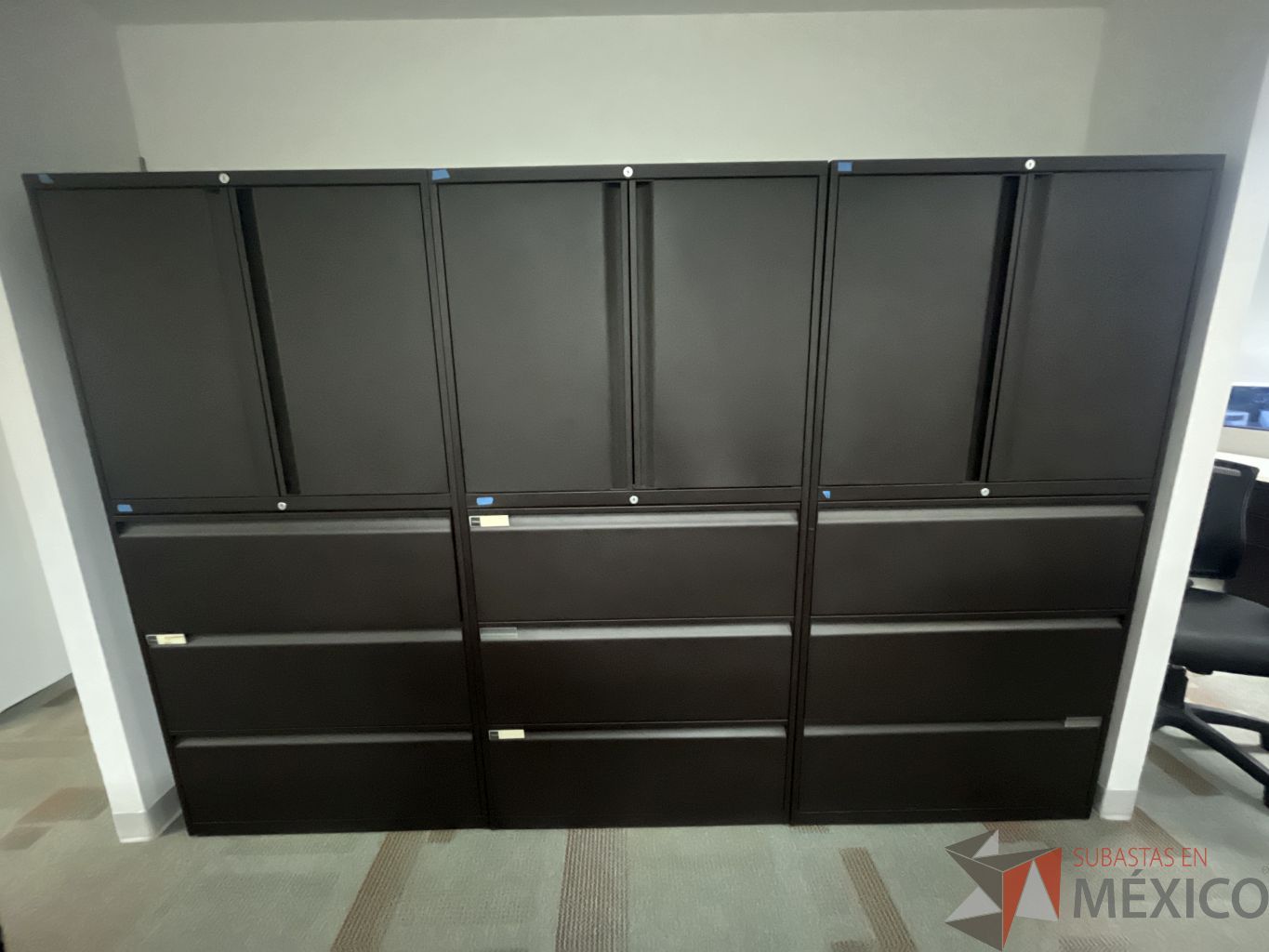 Lote 070 - Gabinete alto con 2 puertas y 3 cajones color café - Imagen 3