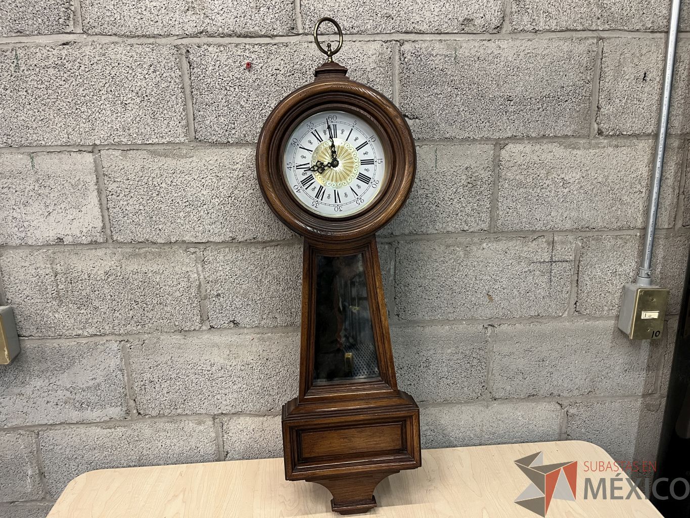 Lote 053 - Reloj de pared de madera color café - Imagen 3
