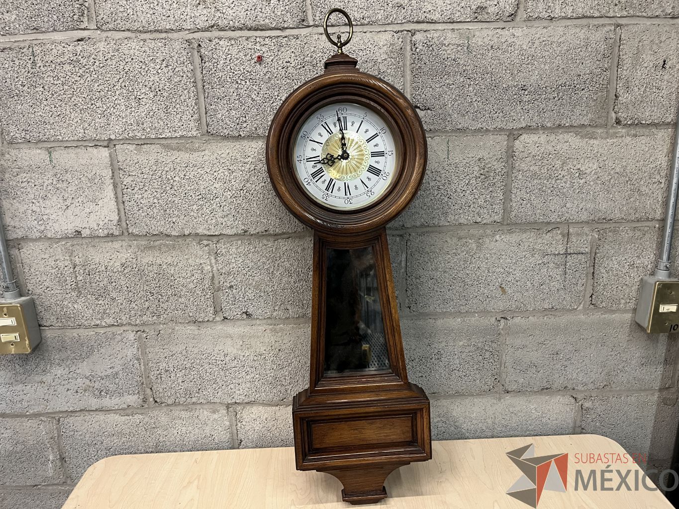 Lote 053 - Reloj de pared de madera color café - Imagen 2