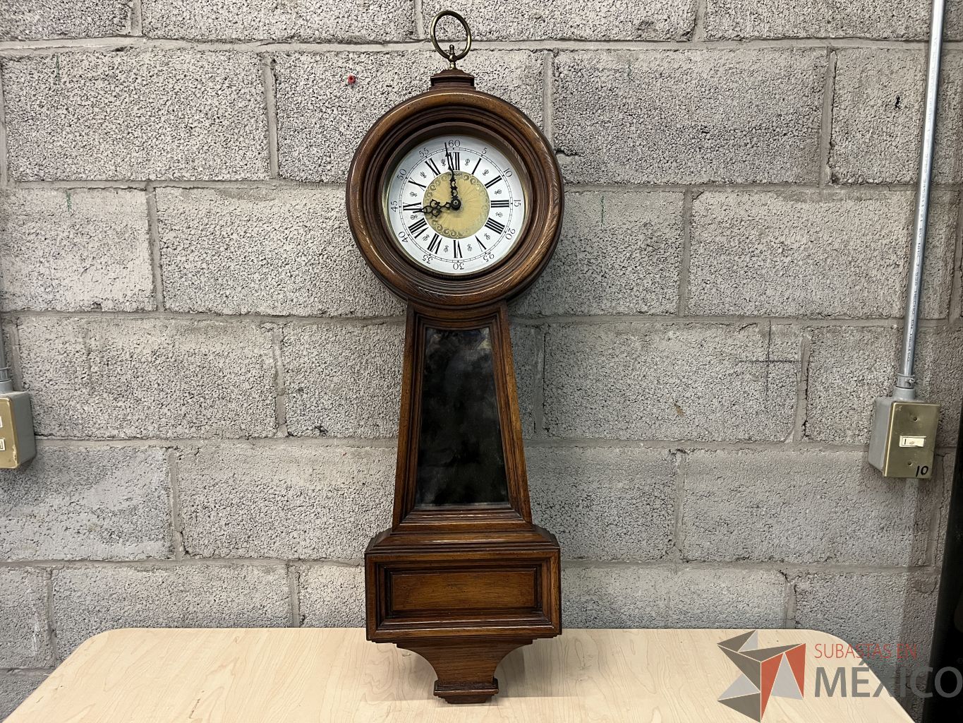 Lote 053 - Reloj de pared de madera color café