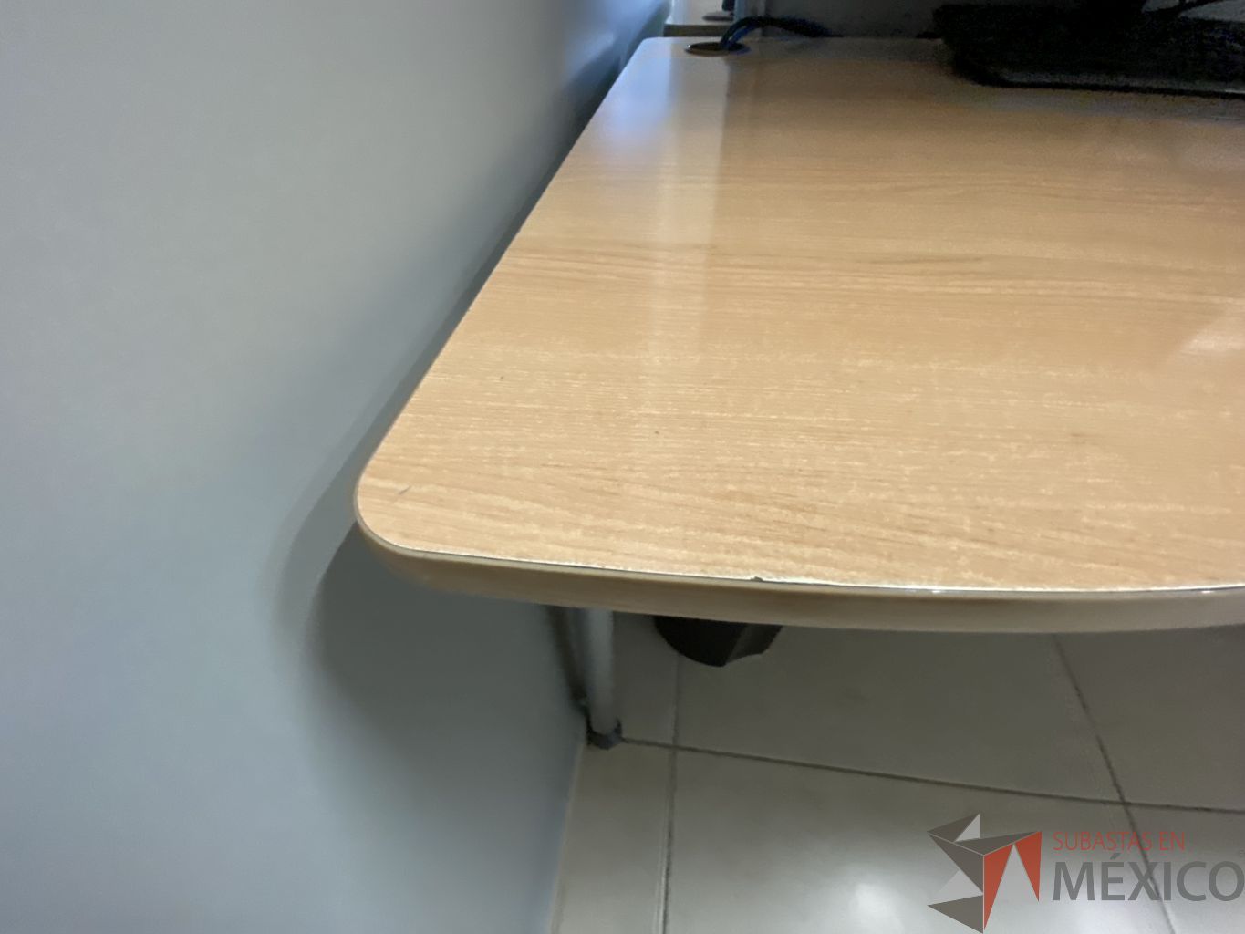 Lote 001 - Estación de trabajo para 4 personas con un gabinete superior y entrepaño - Imagen 5