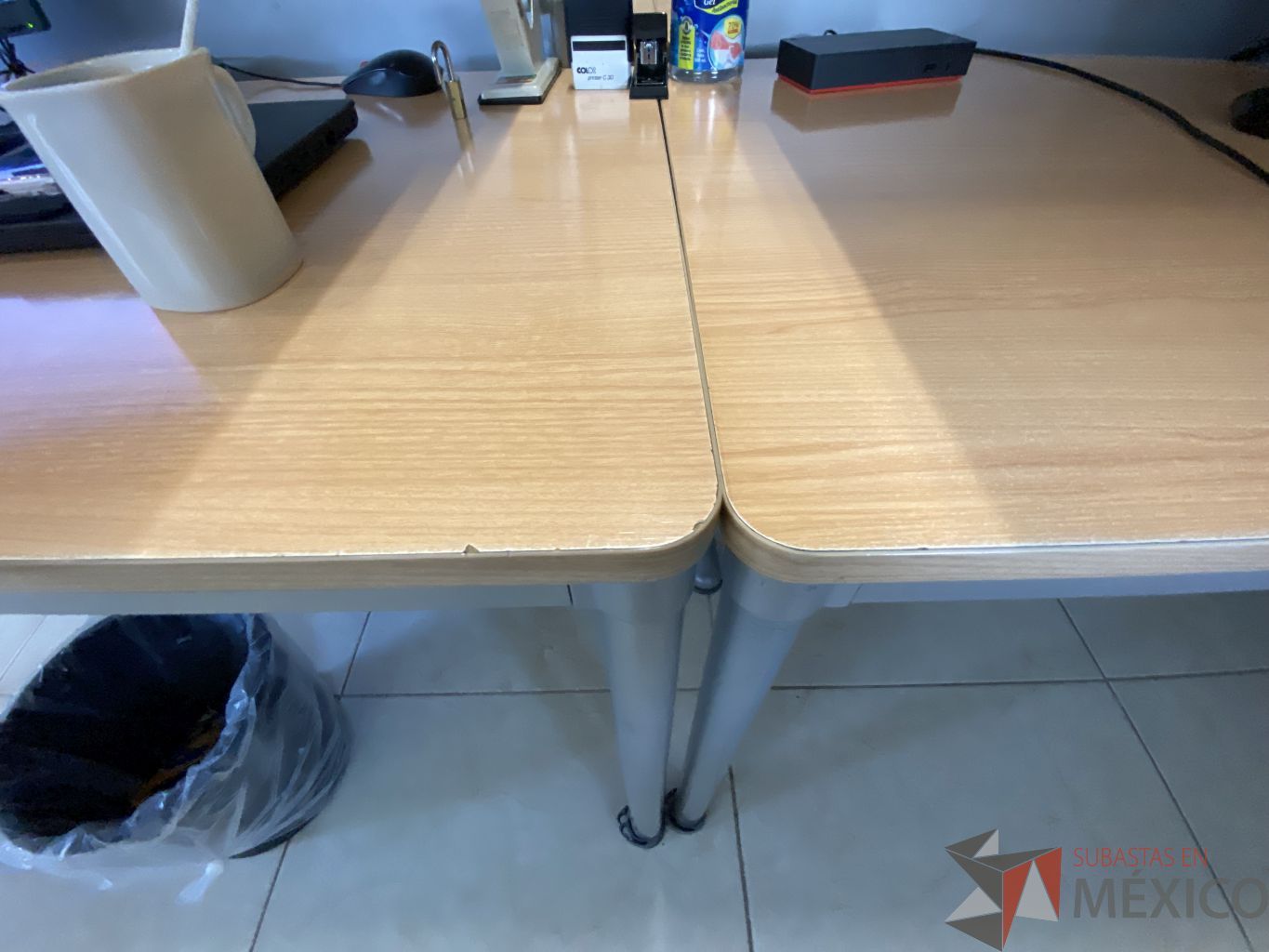 Lote 001 - Estación de trabajo para 4 personas con un gabinete superior y entrepaño - Imagen 3