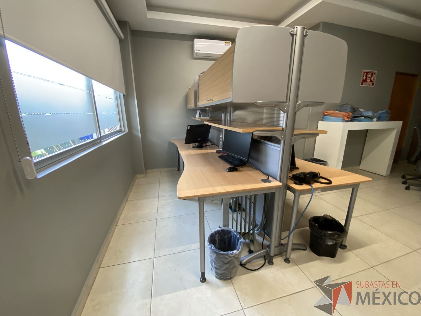 Lote 001 - Estación de trabajo para 4 personas con y entrepaño - Imagen 11