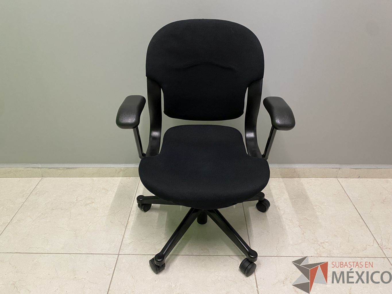 Lote 004 - Silla operativa con ruedas, descansabrazos, respaldo y asiento en tela - Imagen 7